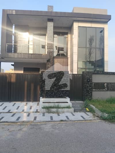 10 Marla brand new luxury ultra modern house available for rent walking distance commercial market