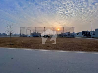 پارک ویو سٹی لاہور میں 10 مرلہ رہائشی پلاٹ 1.05 کروڑ میں برائے فروخت۔