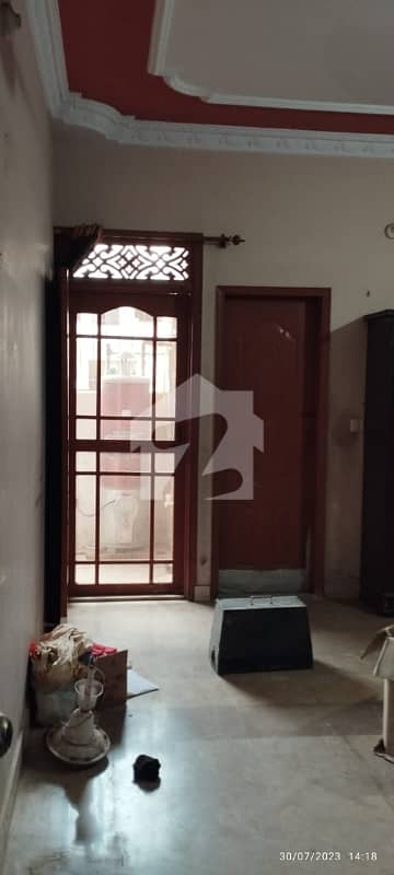 دستگیر کالونی کراچی میں 3 کمروں کا 5 مرلہ بالائی پورشن 1.05 کروڑ میں برائے فروخت۔