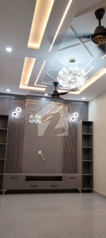 Prime Location 10 Marla Upper Portion for Rent in Overseas, Park View City Lahore