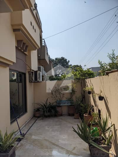 طارق گارڈنز لاہور میں 5 کمروں کا 10 مرلہ مکان 4.18 کروڑ میں برائے فروخت۔