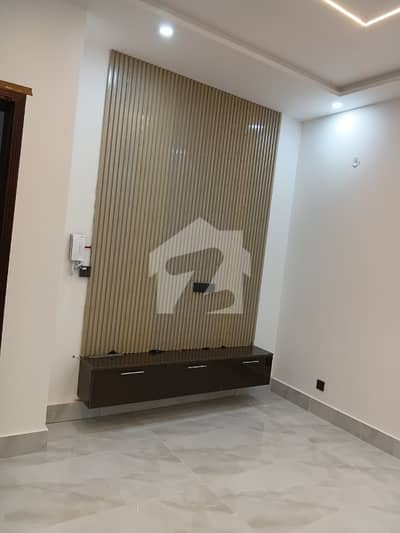 1 Kanal Upper portion Available for Rent.