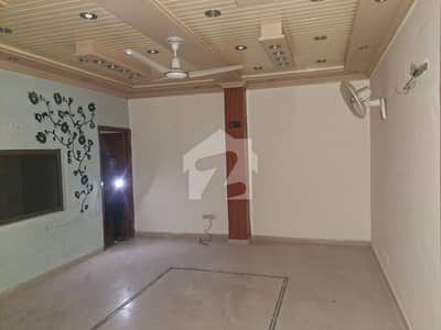 گلبرگ لاہور میں 10 کمروں کا 2 کنال مکان 5.5 لاکھ میں کرایہ پر دستیاب ہے۔