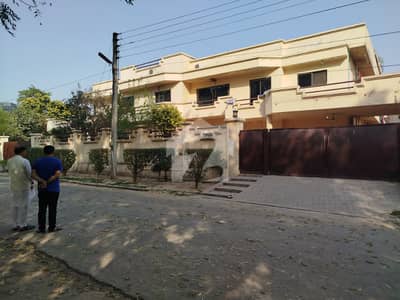 2.5 Kanal Semi Commercial old building is up for sale at investor price