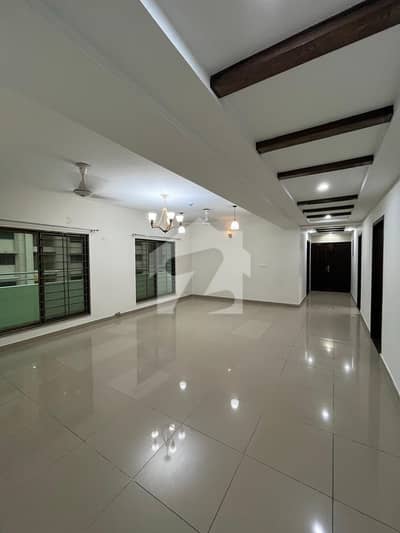 10 MARLA 3 BEDROOM APARTMENT AVAILABLE FOR RENT
