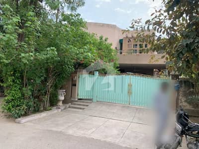 ONE KANAL BEAUTIFULL HOUSE AVAILABLE FOR RENT IN DHA PHASE 3