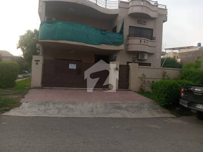 I-8 Beautiful Upper Portion With Servant For Rent