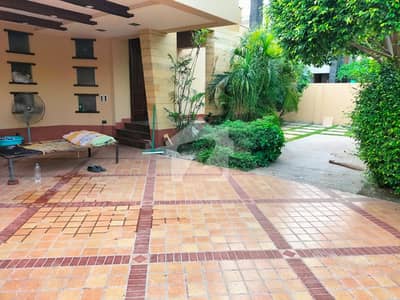 ONE KANAL BEAUTIFULL HOUSE AVAILABLE FOR RENT IN DHA PHASE 4