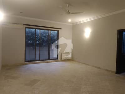 جی ۔ 6 اسلام آباد میں 8 کمروں کا 2 کنال مکان 17.0 لاکھ میں کرایہ پر دستیاب ہے۔