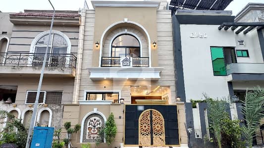 3 MARLA BRAND NEW LAXURY HOUSE WITH SWIMING POOL FOR SALE WITH 3 SPACIOUS BEDROOMS ,NEAR TO PARK ,MASJID AND MAIN BULLEWARD IN AK KABIR TOWN PHASE 2 LAHORE