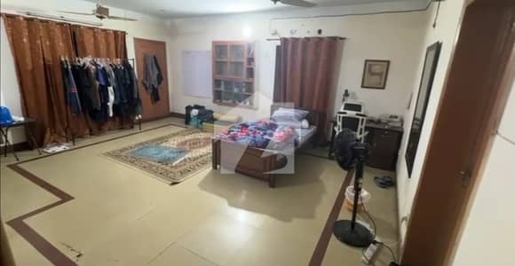 کینٹ لاہور میں 1 کمرے کا 1 مرلہ کمرہ 42.0 ہزار میں کرایہ پر دستیاب ہے۔