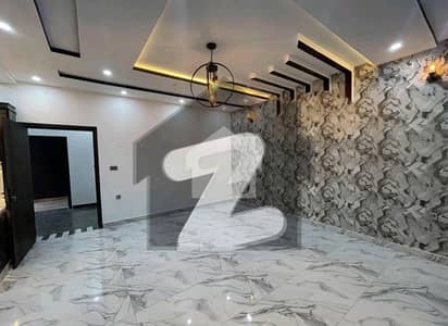 ایل ڈی اے ایوینیو لاہور میں 6 کمروں کا 10 مرلہ مکان 3.35 کروڑ میں برائے فروخت۔