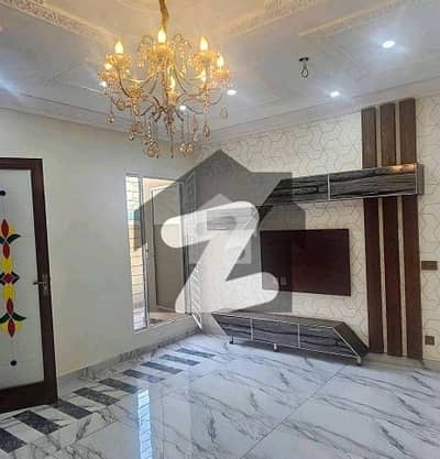 ایل ڈی اے ایوینیو لاہور میں 5 کمروں کا 10 مرلہ مکان 3.25 کروڑ میں برائے فروخت۔