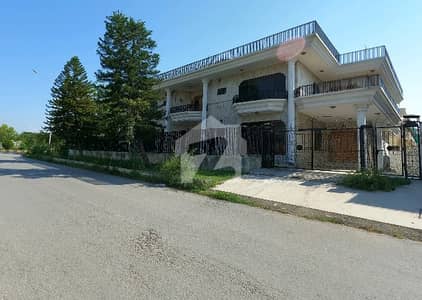 F-11/1: 1000 Yards, Dimension 75x120, Corner House with Basement, Nazim-ud-din Road, Front Open, 8 Bedrooms, Huge Parking, Reasonable Renovation Required, Demand 35 Crores