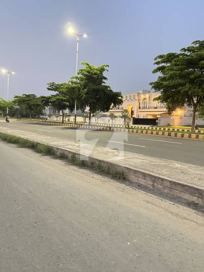Top Location Direct approach Plot for Sale Close to Micdonalds
