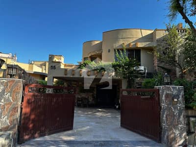 16 Marla House For sale Is Available In Bahria Town - Safari Villas