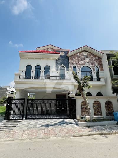 ٹاپ سٹی 1 - بلاک اے ٹاپ سٹی 1,اسلام آباد میں 5 کمروں کا 10 مرلہ مکان 5.5 کروڑ میں برائے فروخت۔