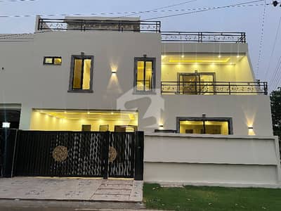 بش ایگزیکٹو ولاز ملتان میں 5 کمروں کا 9 مرلہ مکان 3.3 کروڑ میں برائے فروخت۔ بش ایگزیکٹو ولاز ملتان میں 5 کمروں کا 9 مرلہ مکان 3.3 کروڑ میں برائے فروخت۔