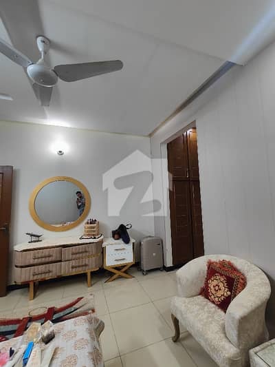 جناح گارڈنز فیز 1 جناح گارڈنز,ایف ای سی ایچ ایس,اسلام آباد میں 5 کمروں کا 8 مرلہ مکان 3.3 کروڑ میں برائے فروخت۔