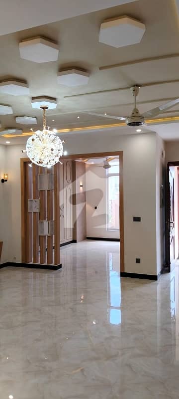 جی ۔ 15 اسلام آباد میں 5 کمروں کا 8 مرلہ مکان 3.5 کروڑ میں برائے فروخت۔