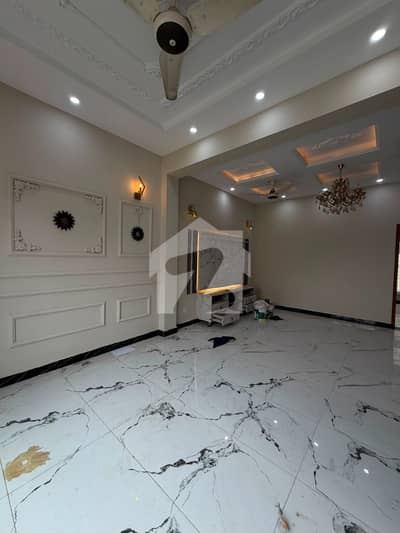 1 KANAL FULL HOUSE AVAILABLE FOR RENT