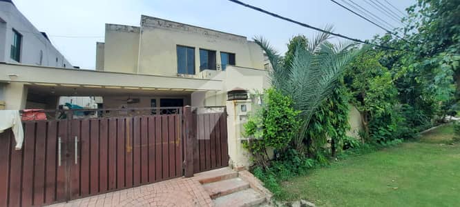 ONE KANAL OWNER BUILD HOUSE IN DHA PHASE 4 FOR SALE (PRIME LOCATION CHEAPEST HOUSE)