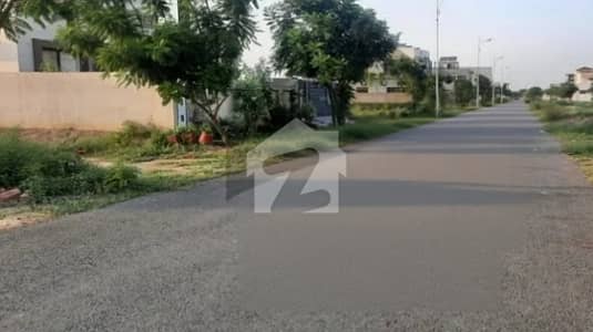 ڈی ایچ اے فیز 8 - بلاک زیڈ 6 ڈی ایچ اے فیز 8,ڈی ایچ اے ڈیفینس,لاہور میں 1 کنال رہائشی پلاٹ 2.65 کروڑ میں برائے فروخت۔ ڈی ایچ اے فیز 8 - بلاک زیڈ 6 ڈی ایچ اے فیز 8,ڈی ایچ اے ڈیفینس,لاہور میں 1 کنال رہائشی پلاٹ 2.65 کروڑ میں برائے فروخت۔