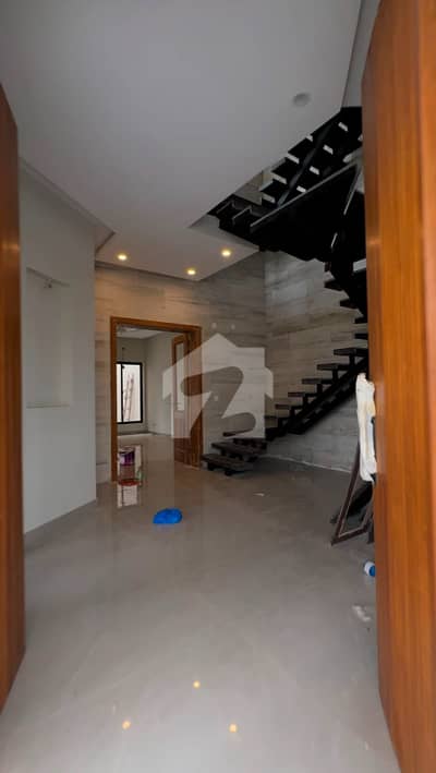 عمارکینیان ویوز اسلام آباد میں 5 کمروں کا 14 مرلہ مکان 7.0 کروڑ میں برائے فروخت۔