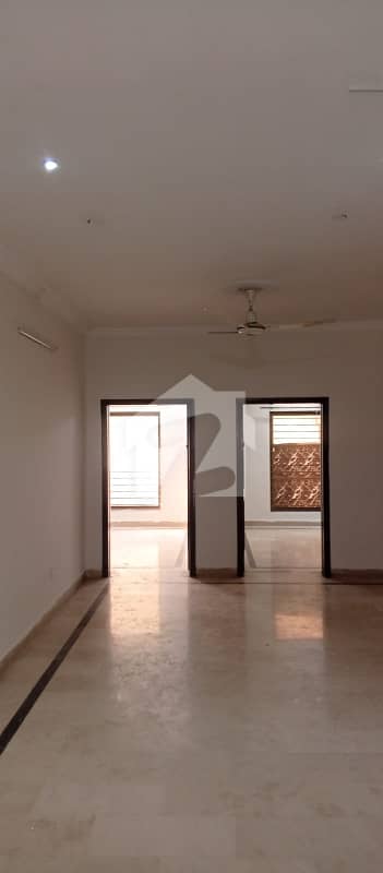 10 Marla 4 bedrooms attached bathrooms full single unit house available for rent. Dem 1.25 Lac per month