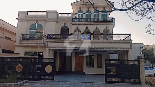 پی ڈبلیو ڈی ہاؤسنگ سکیم اسلام آباد میں 6 کمروں کا 1 کنال مکان 8.5 کروڑ میں برائے فروخت۔