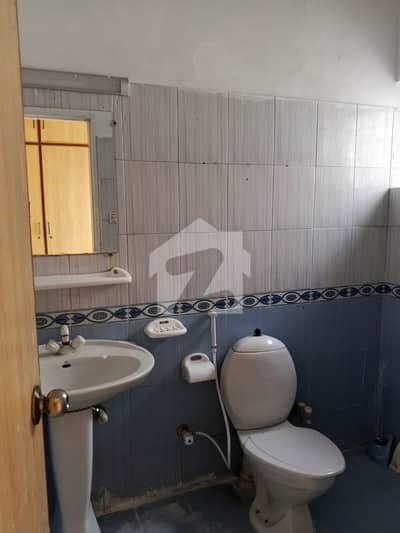 Model town E block uper portion 1 kannal for rent Lower portion locked