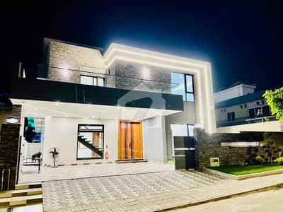 1 Kanal Elegant Design Bungalow Up For Sale