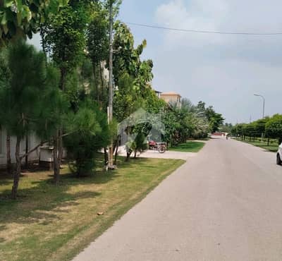 پیراگون سٹی لاہور میں 2 کنال رہائشی پلاٹ 4.5 کروڑ میں برائے فروخت۔