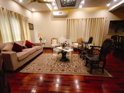 1 KANAL FULLY FURNISHED LUXURY HOUSE AVAILABLE FOR RENT