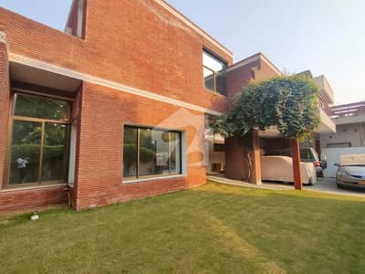 1kanal INDEPENDENT FULL House Available In Main Cantt