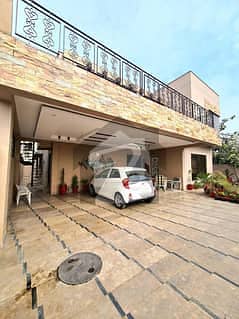 600 Sq Yards Old House For Sale VIP Location