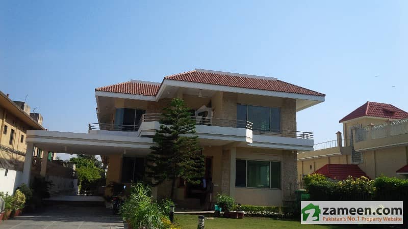 At Beautiful Location A Compact House Of Five Beds With Big Lawn