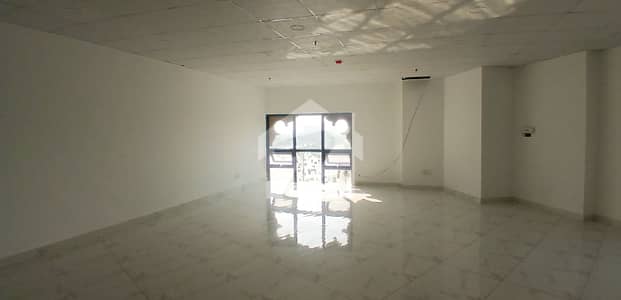 گرینڈ سکوئر مال مین بلیوارڈ گلبرگ,گلبرگ,لاہور میں 4 مرلہ Studio دفتر 1.55 لاکھ میں کرایہ پر دستیاب ہے۔