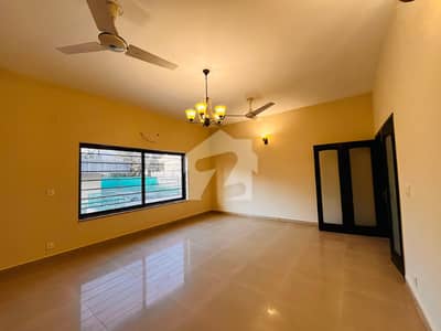 Well Maintained 3 Beds Luxury Upper Portion Available For Rent In F7