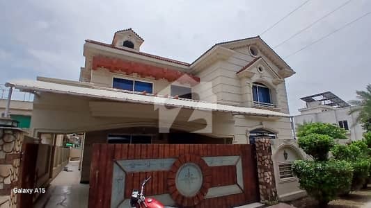 Kanal luxury corner 6 bedrooms double unit house available for rent