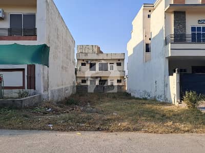 Residential plot 50x90 st#152 solid land sun face 100% level 50 feet wide road prime location available for sale in G-13/4