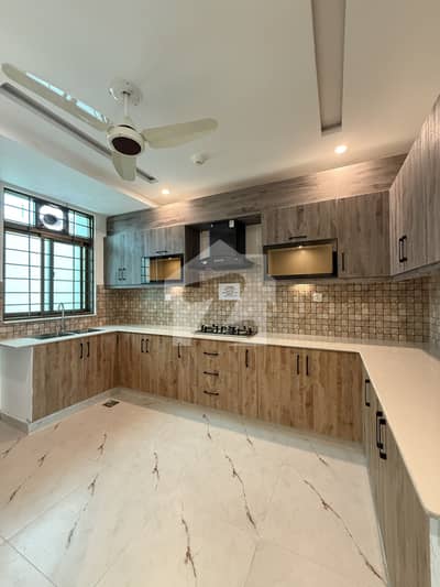 12 MARLA BRAND NEW 4 BEDROOM APARTMENT AVAILABLE FOR RENT
