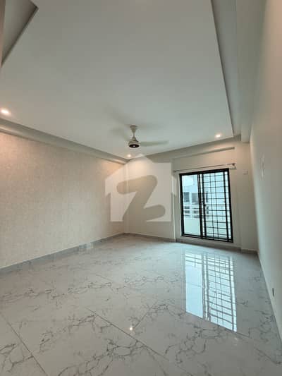 12 MARLA BRAND NEW 4 BEDROOM APARTMENT AVAILABLE FOR RENT