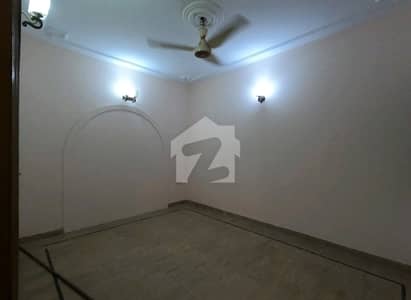 فیڈرل بی ایریا ۔ بلاک 10 فیڈرل بی ایریا,کراچی میں 6 کمروں کا 1 کنال بالائی پورشن 2.75 لاکھ میں کرایہ پر دستیاب ہے۔