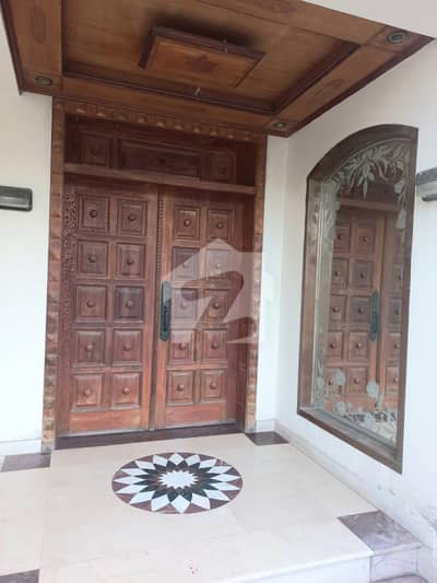 1 KANAL PRIME LOCATION SINGLE STORE HOUSE UP FOR SALE