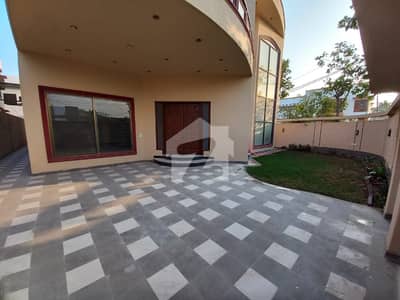 DHA 500 yards corner well maintained bungalow for sale