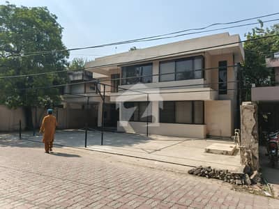 گلبرگ 2 گلبرگ,لاہور میں 4 کمروں کا 1 کنال مکان 4.5 لاکھ میں کرایہ پر دستیاب ہے۔