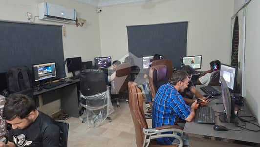 sILENT cOMMERCIAL pORTION aVAILABLE fOR rENT gULSHAN bLOCK 4