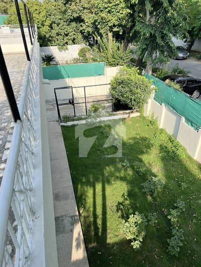 ایف ۔ 8 اسلام آباد میں 4 کمروں کا 1 کنال مکان 24.0 کروڑ میں برائے فروخت۔