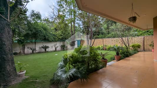 FOR RENT Fully Renovated 4-Bedrooms Double Storey House & Beautiful Lawn E_7